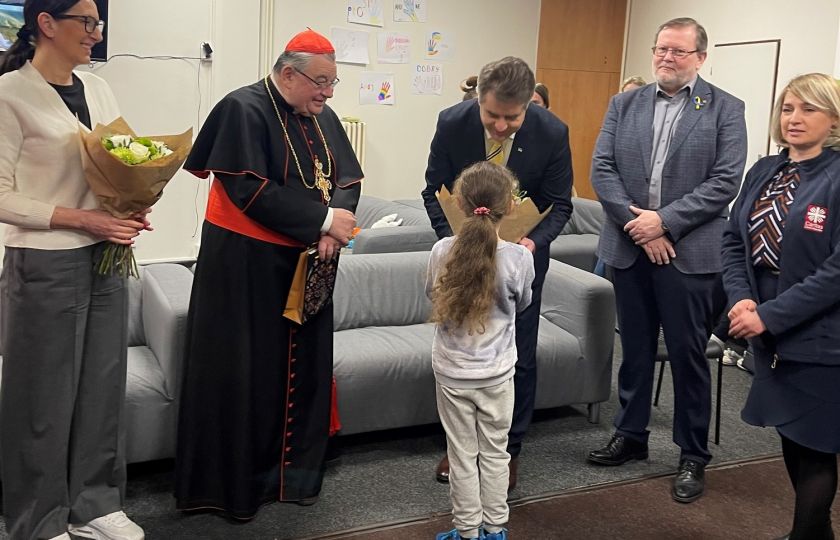 Ukrajinské ženy a děti hostily starostku, pražského arcibiskupa a velvyslance v ubytovně na dvojce