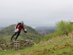 Britští záchranáři testují jetpacky. Za zraněnými doletí bez letadel či vrtulníků