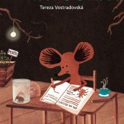 Vypravěčkou Hravouky od Terezy Vostradovské je myška žijící v podzemní noře. Všechna svá dobrodružství zapisuje do svého sešitu a radí, jak si vyrobit herbář nebo udělat zahradní jezírko.