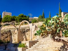  V Alicante se na jednom místě setkávají milovníci potápění, historici i vyznavači nudismu 