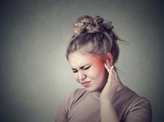 Příčina migrén nebo znamení poškození bubínku: Zrádná bolest uší