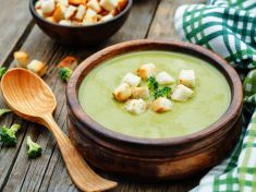 Chcete, aby vaše děti jedly brokolici? Připravte jim polévku s mandlovou smetanou! 