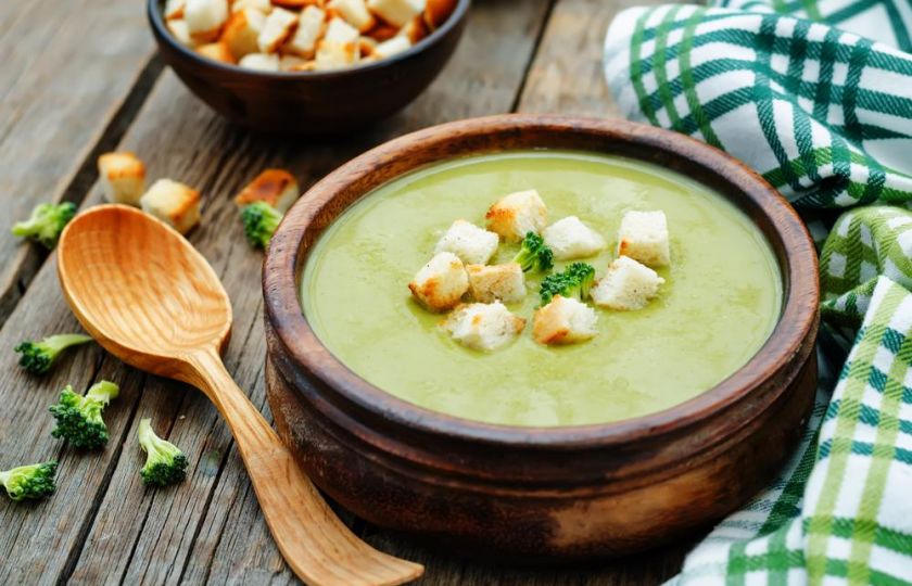 Chcete, aby vaše děti jedly brokolici? Připravte jim polévku s mandlovou smetanou! 