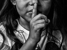 28 dívek za minutu je provdáno nedobrovolně. V průměru jim je 10 let! 