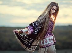 Etno styl hlásí comeback. Vyrobte si originální boty s bambulkami!