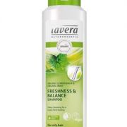 Vyrovnávací šampon Lavera pro mastné vlasy je krásně hustý, a dokonce i výborně pění. Seženete například na www.organictime.cz