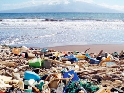 Tento ostrov je domovem odpadků, kdo za to nese odpovědnost?   