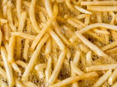 Olej z hranolek má budoucnost! Jde z něj vyrobit bioplast. A přišli na to Češi