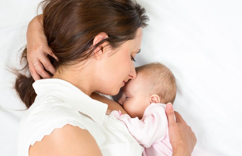 Noční můru rodičů – syndrom náhlého úmrtí kojenců – zažene dvouměsíční kojení!