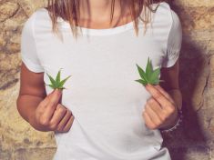 Konopí je vhodným materiálem na spodní prádlo i adeptem na biopalivo 