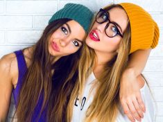 Sázka na klasiku nebo extravagance? Vyberte si čepici, která vám dodá šmrnc 