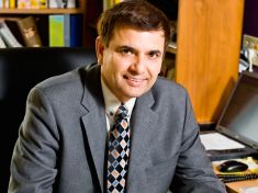 Pacientů s lupénkou přibývá, lidé se jich bojí, říká profesor Tirant