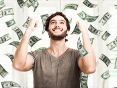 Jak si zajistit štěstí díky penězům? Stačí je utrácet správně  