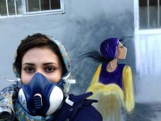 První žena afghánského graffiti riskuje pro umění vlastní život  