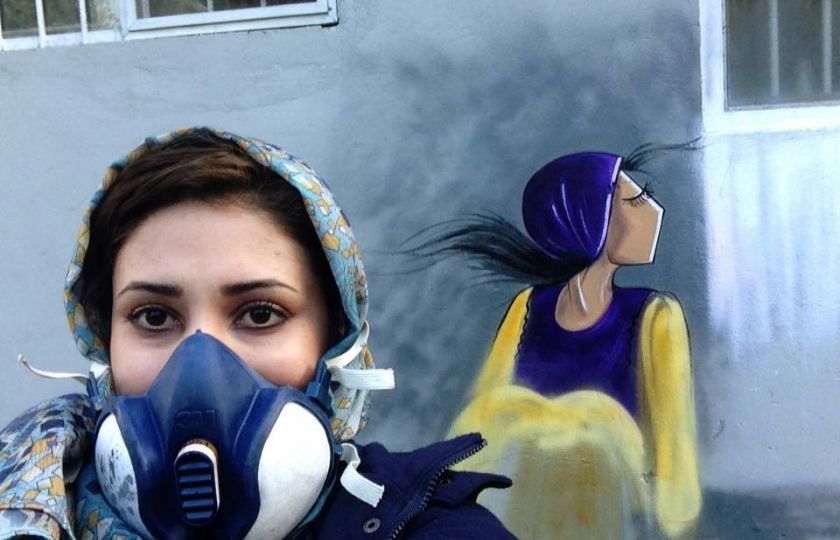 První žena afghánského graffiti riskuje pro umění vlastní život  