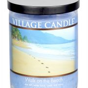 Vonná svíčka Village Candle s vůní mořské soli, bramboříku, vodního lotosu a korálových květin v hodnotě 368 Kč je součástí kosmetického balíčku Demdaco.