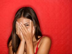 Co se skrývá za lichotkami? Ve 100 případech ze 100 je to profit