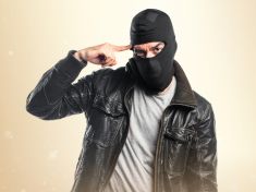 Zloděj si myslel, že když se potře citrónem, nebude vidět na kameře