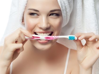 Zubní pasta v reklamě: Propaguje se ta, kterou stomatolog nedoporučí