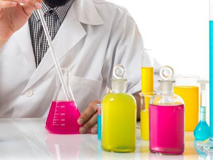 Je kosmetický průmysl největší chemická laboratoř světa?