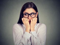 Fobie z usínání, kolen i zeleného hrášku. Jak vznikají naše strachy?