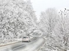 Sůl je neekologická. Pomůže k bezpečí řidičů i přírody cukr?