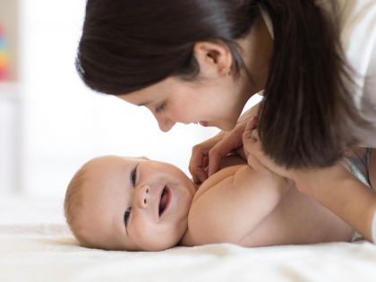 Láskyplné doteky mění DNA kojenců, potvrdila studie