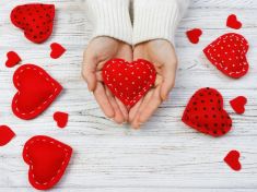 Pomoc druhým na nás působí podobně jako čokoláda a sex