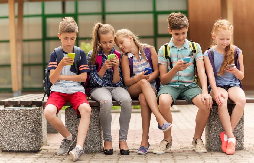 Školáci ve Francii budou mít zakázané mobily   