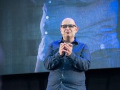 Muž s harmonikou radí manažerkám a dětem, kterým nejde matika