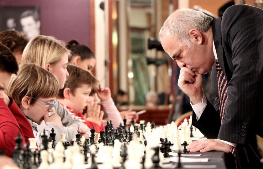 Garry Kasparov věří na Moravcův paradox...