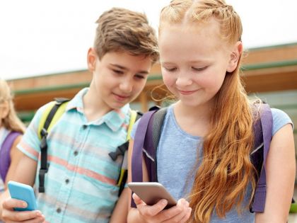 Školáci ve Francii budou mít zakázané mobily   