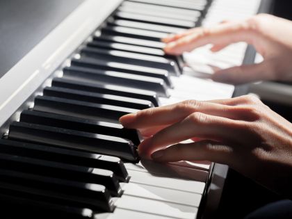 Pianistům funguje mozek jinak. Zapojují stejně obě hemisféry