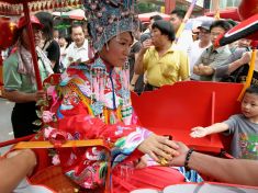 Nevěsty v barvě vlčího máku cupitají na hřbitov