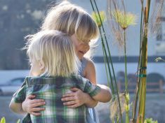 Děti vědcům ukázaly, že dobro je vrozené. Už batole ví, co je morální 