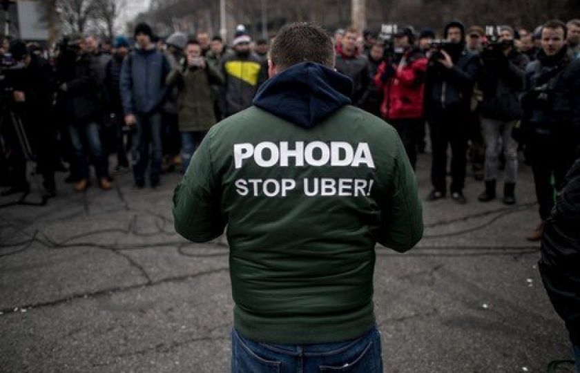 Těžký rok Uberu: Když se nové taxislužbě nechce přijmout regulace