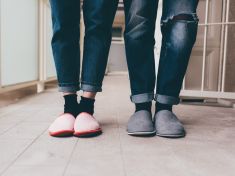 Výzkum: Na podrážce bot je 420 000 bakterií. Máme se zouvat?  