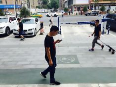 V Číně zřizují "bezpečné chodníky" pro ty, kdo stále civí do mobilu 