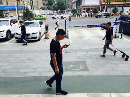 V Číně zřizují "bezpečné chodníky" pro ty, kdo stále civí do mobilu 
