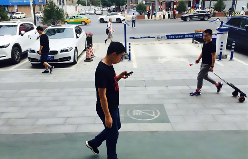 V Číně zřizují "bezpečné chodníky" pro ty, kdo stále civí do mobilu 