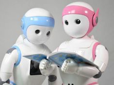 Robot iPal pohlídá a doučí matiku vaše dítě. Za 1400 dolarů