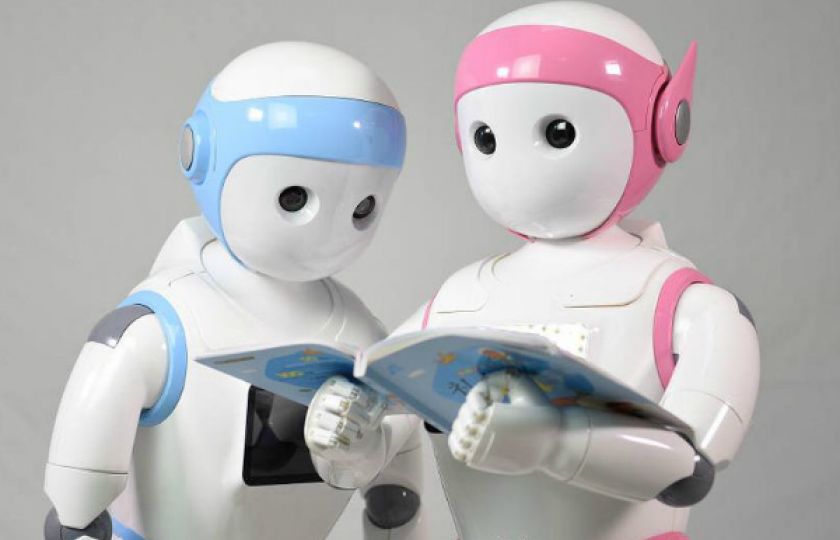 Robot iPal pohlídá a doučí matiku vaše dítě. Za 1400 dolarů
