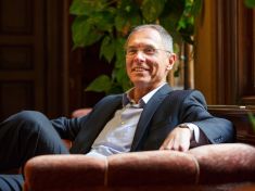 Svět si teď vede enormně dobře, říká „létající ekonom“ Jan Švejnar