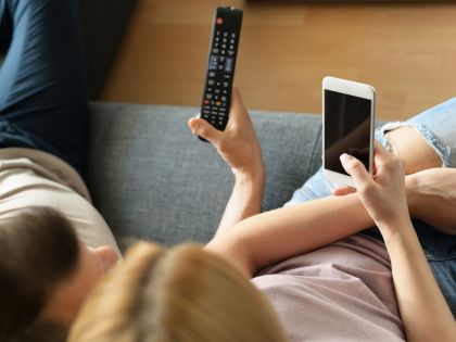 Příští rok budou lidé poprvé trávit víc času online než u televize