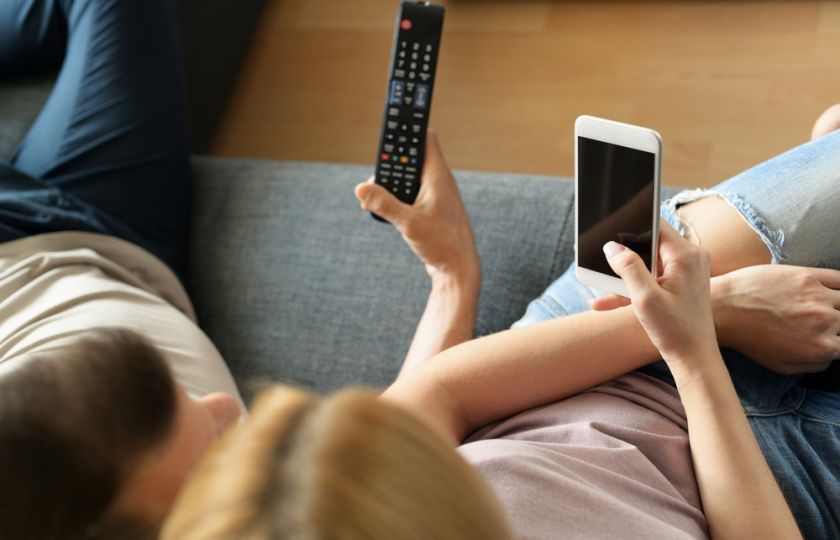 Příští rok budou lidé poprvé trávit víc času online než u televize
