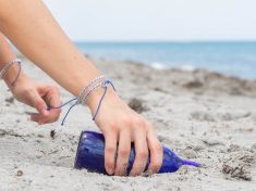 Nadšenci z 4Ocean čistí dna moří, pomáhají jim náramky