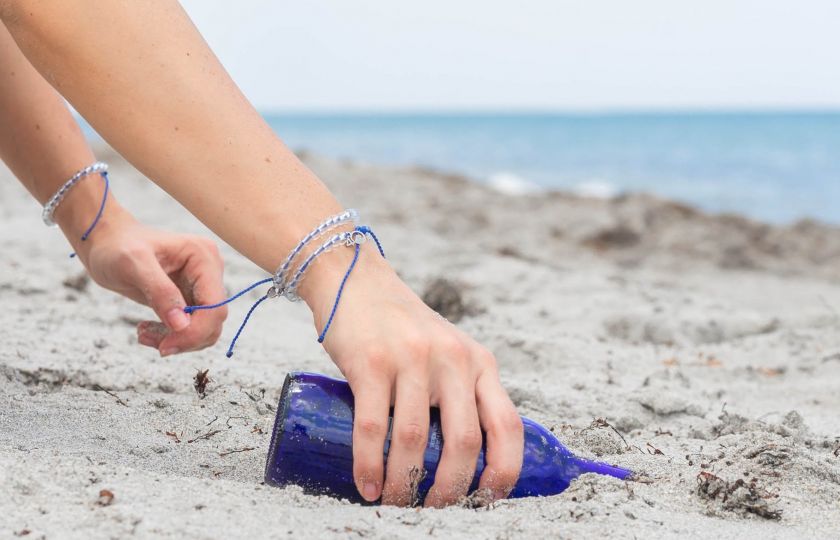 Nadšenci z 4Ocean čistí dna moří, pomáhají jim náramky