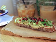 Avokádo je miláčkem všech vymazlených kaváren pražských