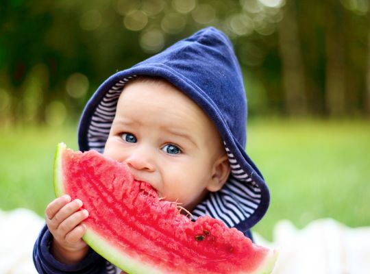 Novorozeně dobře ví, co má jíst. Jeho výživu kazí rodiče a marketing