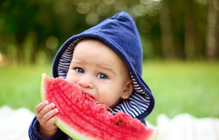 Novorozenec ví sám nejlíp, co má jíst. Jeho výživu kazí rodiče a marketing